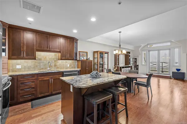 222 Second Ave W #303, Qualicum Beach, BC V9K 0A4