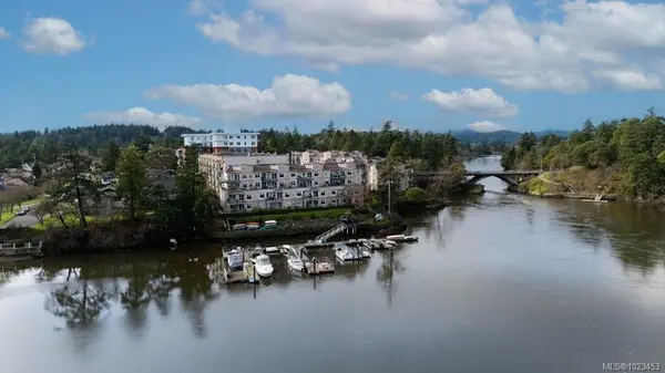 1085 Tillicum Rd #401, Esquimalt, BC V9A 7M3