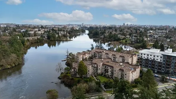 1085 Tillicum Rd #401, Esquimalt, BC V9A 7M3