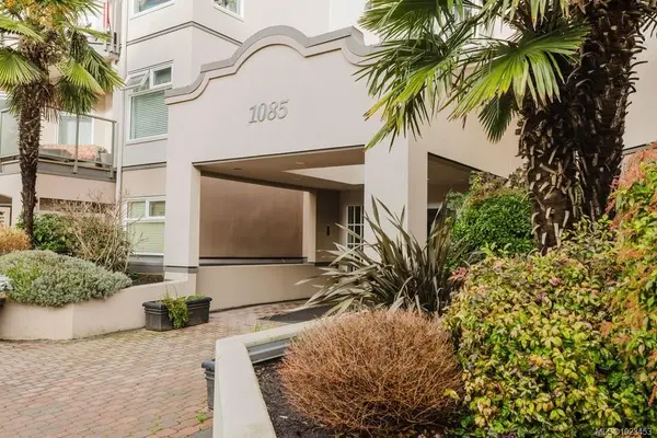 1085 Tillicum Rd #401, Esquimalt, BC V9A 7M3