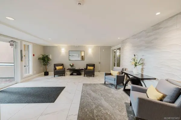 1085 Tillicum Rd #401, Esquimalt, BC V9A 7M3