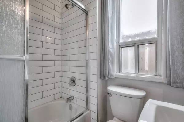 Toronto C01, ON M6J 2N9,45 Clinton ST #3