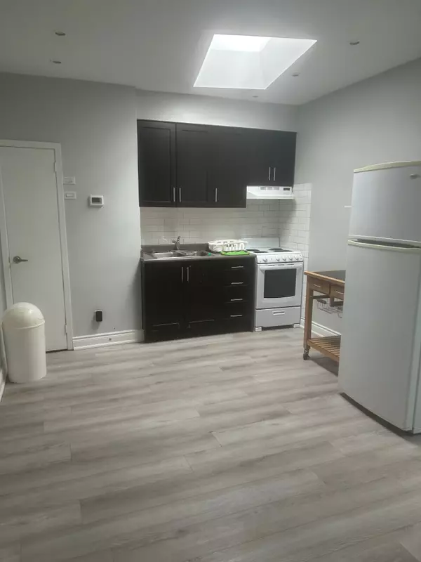 Toronto C01, ON M6G 1C2,717 College ST #2nd Flr