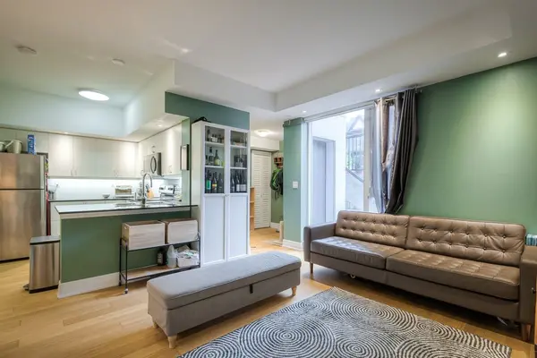 Toronto W02, ON M6P 3P5,47 Macaulay AVE #401