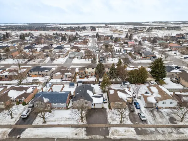 Kawartha Lakes, ON K9V 5J3,7 Birch CT