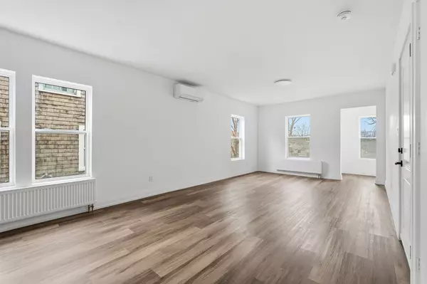 Niagara Falls, ON L2E 1V9,4876 Simcoe ST #4