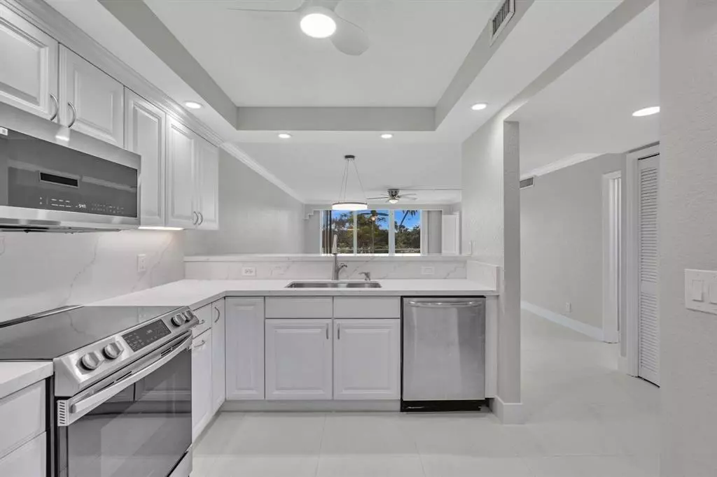 Pompano Beach, FL 33069,3800 Oaks Clubhouse Dr #201