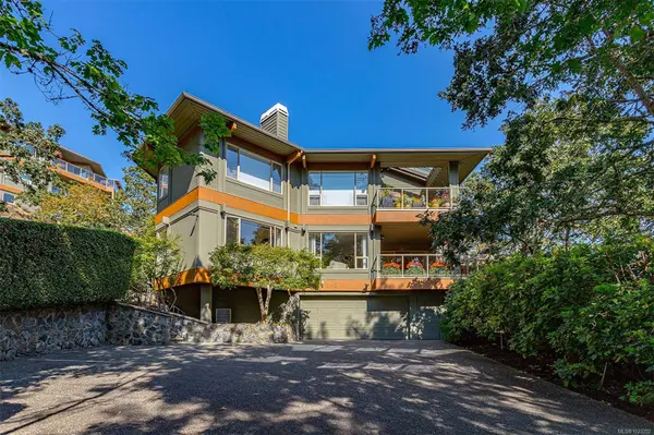 910 Maltwood Terr #4, Saanich, BC V8X 5G8