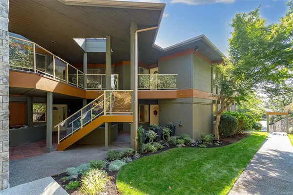 910 Maltwood Terr #4, Saanich, BC V8X 5G8