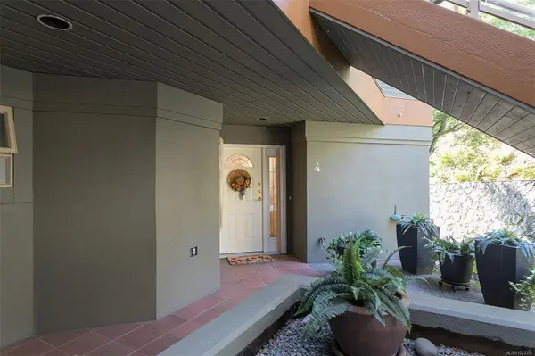 910 Maltwood Terr #4, Saanich, BC V8X 5G8