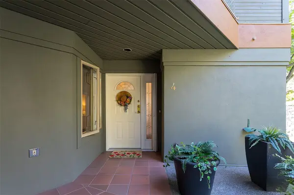 910 Maltwood Terr #4, Saanich, BC V8X 5G8