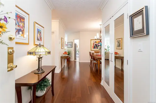 910 Maltwood Terr #4, Saanich, BC V8X 5G8