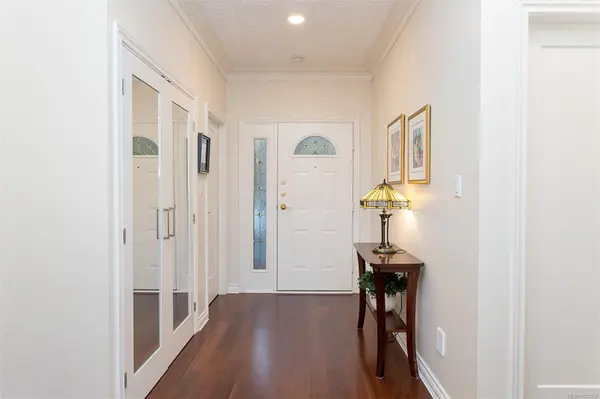 910 Maltwood Terr #4, Saanich, BC V8X 5G8