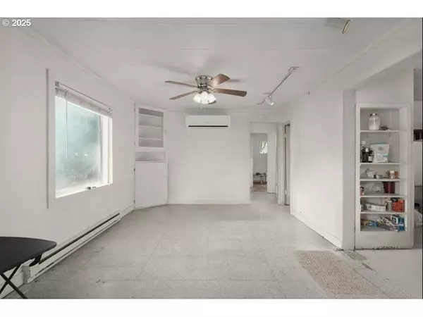 Salem, OR 97302,2735 SUMMER ST SE