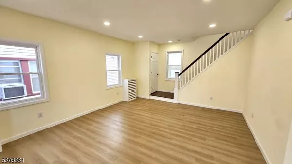 Newark City, NJ 07104,8 Tiffany Blvd