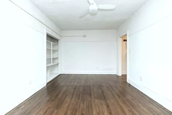 100 Vaughan RD #27, Toronto C03, ON M6C 2M1