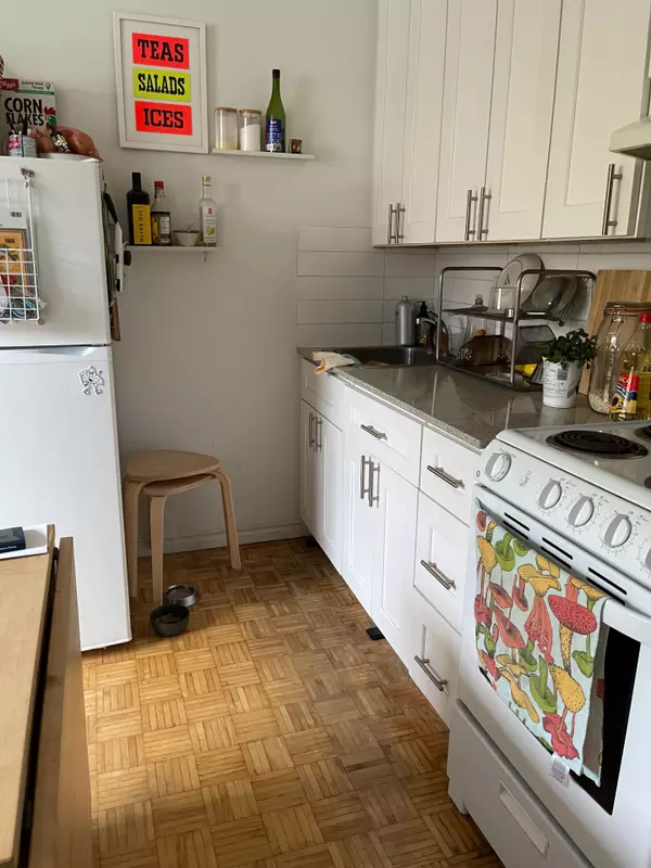 Toronto C01, ON M6H 1M5,1087 Bloor ST #204