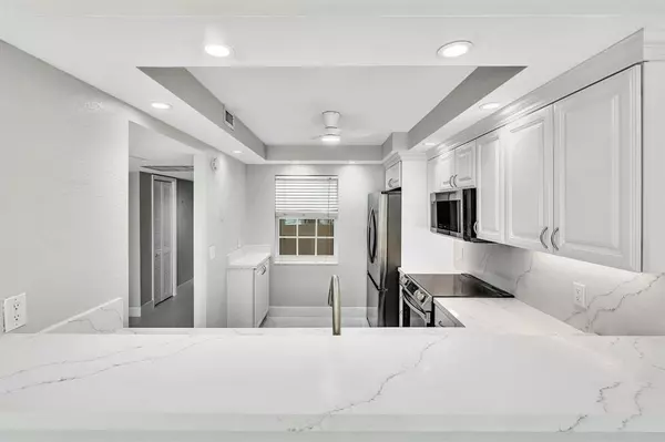 Pompano Beach, FL 33069,3800 Oaks Clubhouse Dr #201