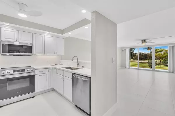 Pompano Beach, FL 33069,3800 Oaks Clubhouse Dr #201