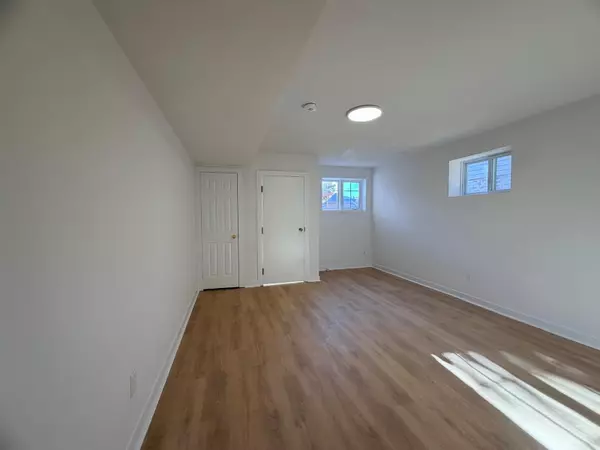 Barrie, ON L4M 6Z3,18 Monique CRES #Lower