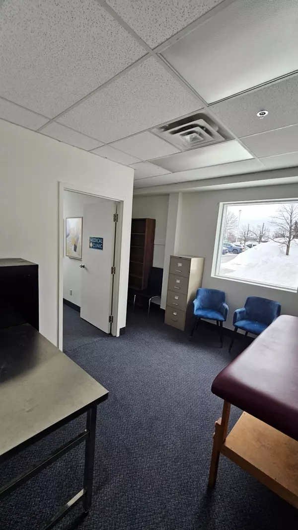 Barrie, ON L4N 9P6,526 Bryne DR #E