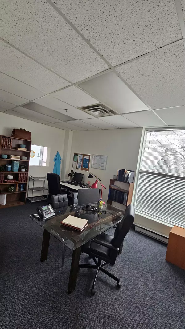 Barrie, ON L4N 9P6,526 Bryne DR #E