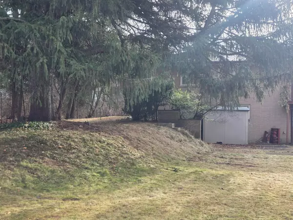 Mississauga, ON L5H 2N4,541 Vanessa DR