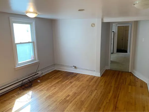 Lower Town - Sandy Hill, ON K1N 8G8,64 COBOURG ST #2