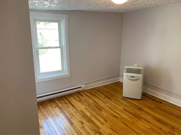 Lower Town - Sandy Hill, ON K1N 8G8,64 COBOURG ST #2