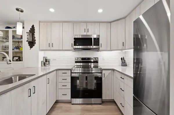 Lincoln, ON L0R 2C0,3998 Victoria AVE #105