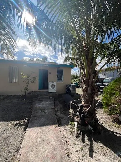 Miami, FL 33142,2956 NW 49th St