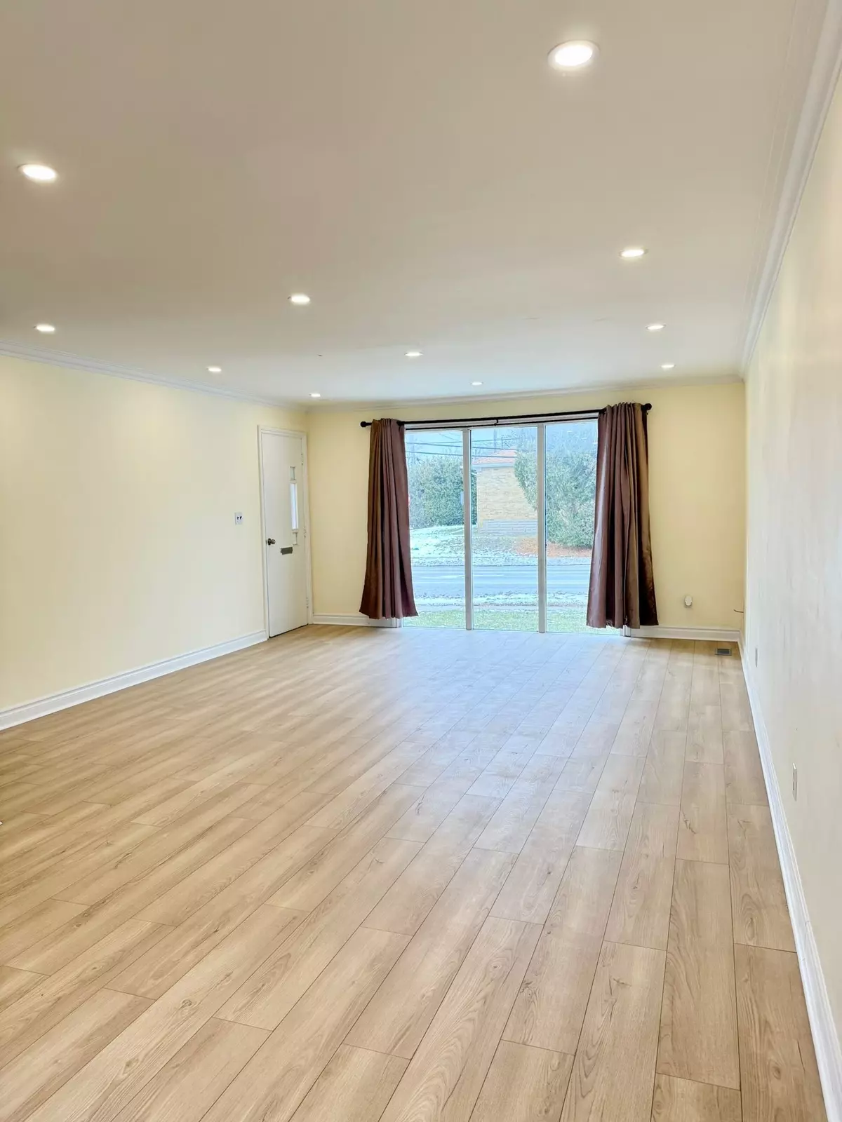 Newmarket, ON L3Y 4R7,61 Parkside DR #A