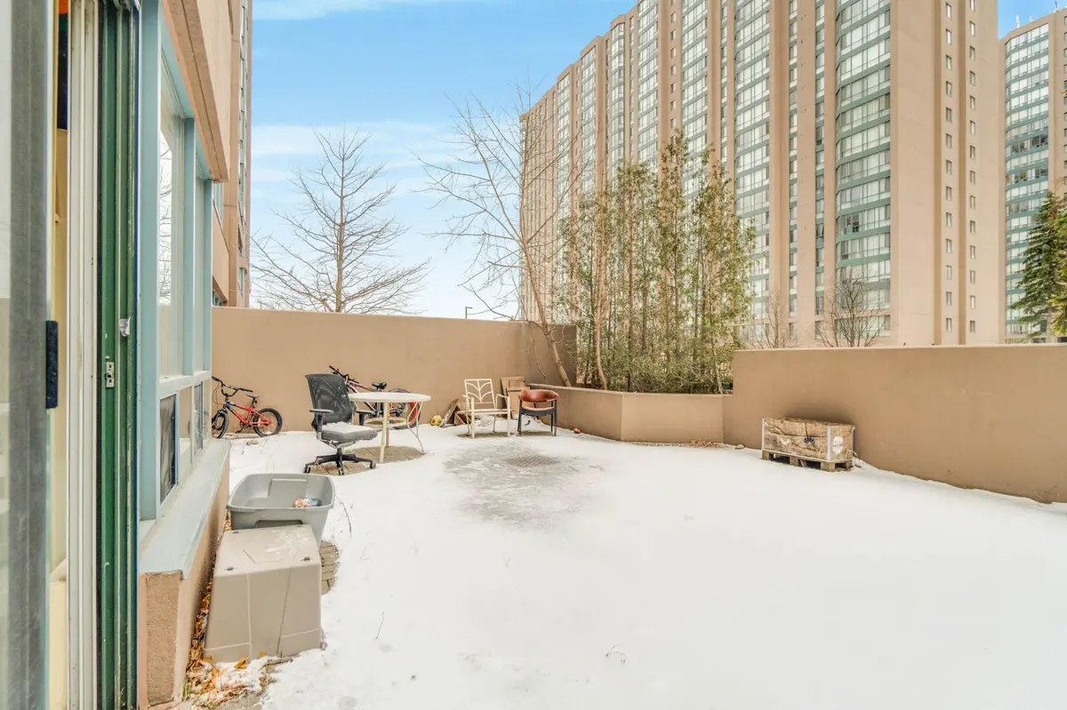 Mississauga, ON L5B 3Y9,115 Hillcrest AVE #110