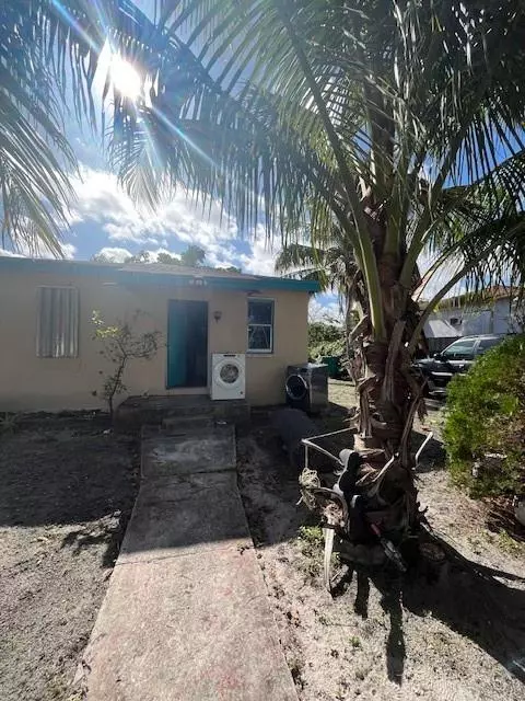 2956 NW 49th St, Miami, FL 33142