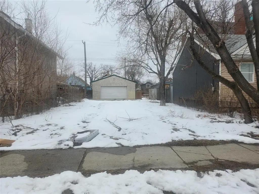 Winnipeg, MB R2W 2B7,309 Magnus AVE