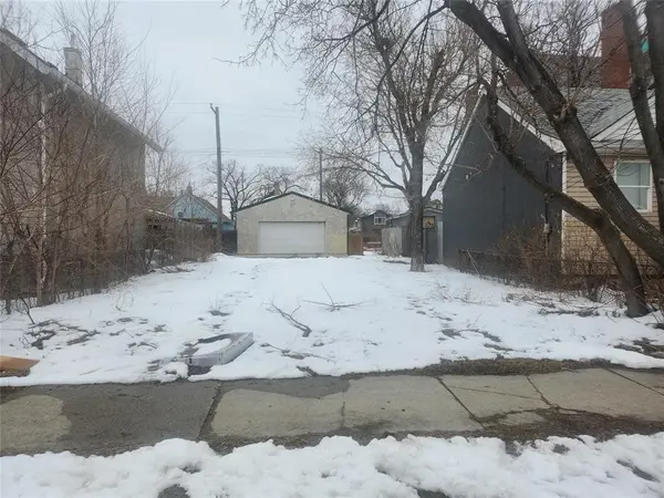 Winnipeg, MB R2W 2B7,309 Magnus AVE