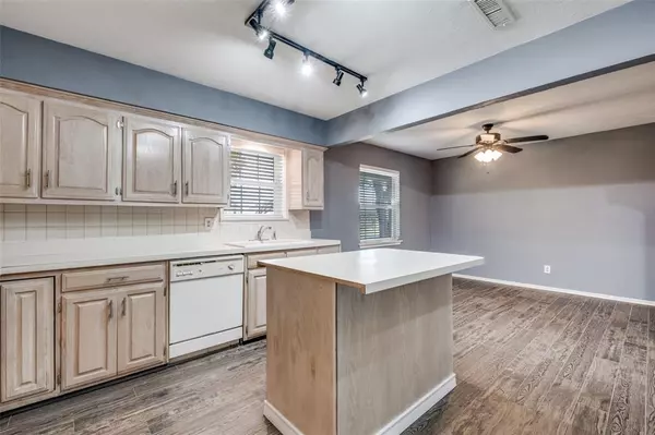 Dallas, TX 75238,10430 Vistadale Drive