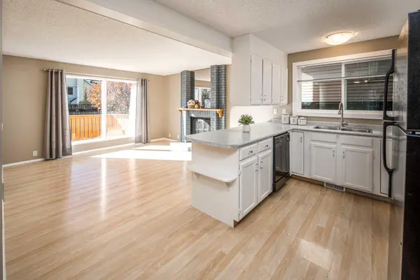 27 Strathearn CRES SW, Calgary, AB T3H 1K6