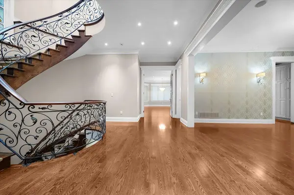 Toronto C12, ON M4N 1K7,210 St Leonards AVE