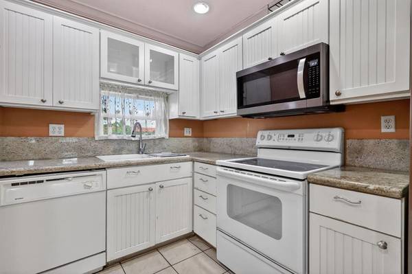 9410 N Hollybrook Lake Dr #303, Pembroke Pines, FL 33025