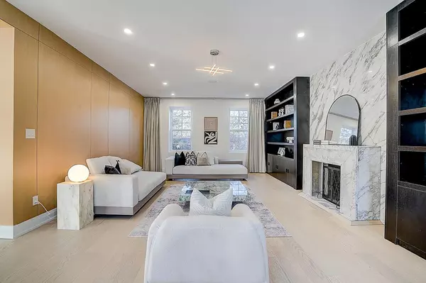 Toronto C12, ON M2P 1R4,324 Old Yonge ST