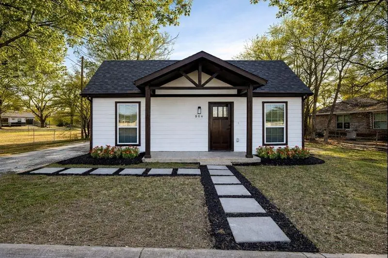 Waxahachie, TX 75165,806 E Jefferson Street