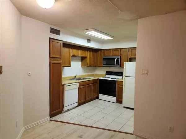 Dallas, TX 75243,9813 Walnut Street #104