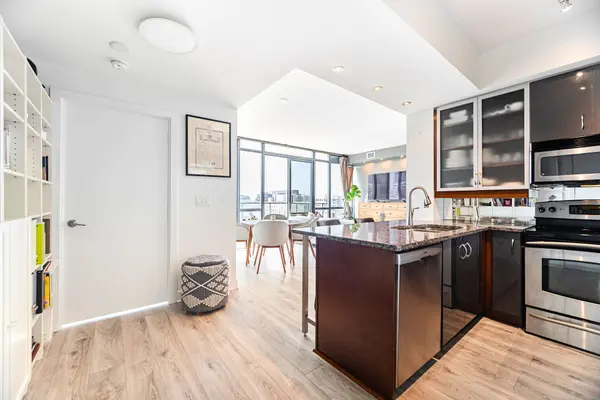 Toronto C01, ON M5V 3T9,438 King ST W #1405