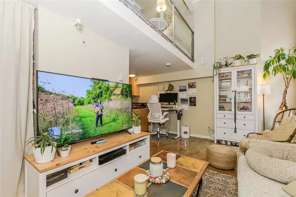 Victoria, BC V8W 1K8,524 Yates St #212