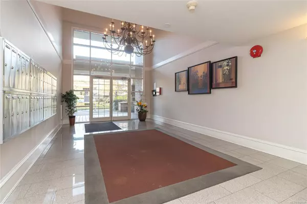 Victoria, BC V8T 2B3,1371 Hillside Ave #PH 10