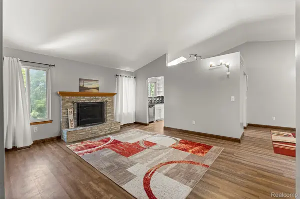 1786 Daisey LN, Westland, MI 48186