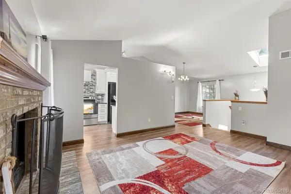 1786 Daisey LN, Westland, MI 48186