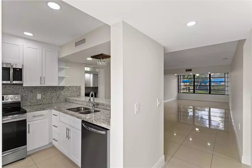 Davie, FL 33324,1719 Whitehall Dr #104