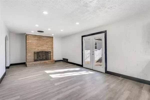 Fort Worth, TX 76112,5824 yolanda Drive